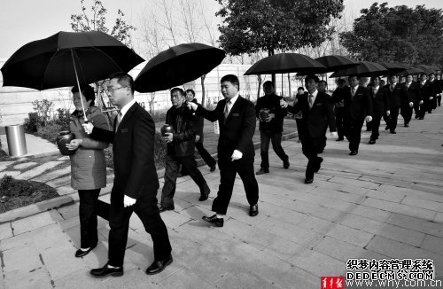 公益性生态葬将使用可降解骨灰盒。本版摄影 记者 吴恺