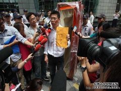 反对设置殡葬特区 新北议员陈明义抬棺抗议