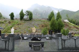 孝勤园墓区